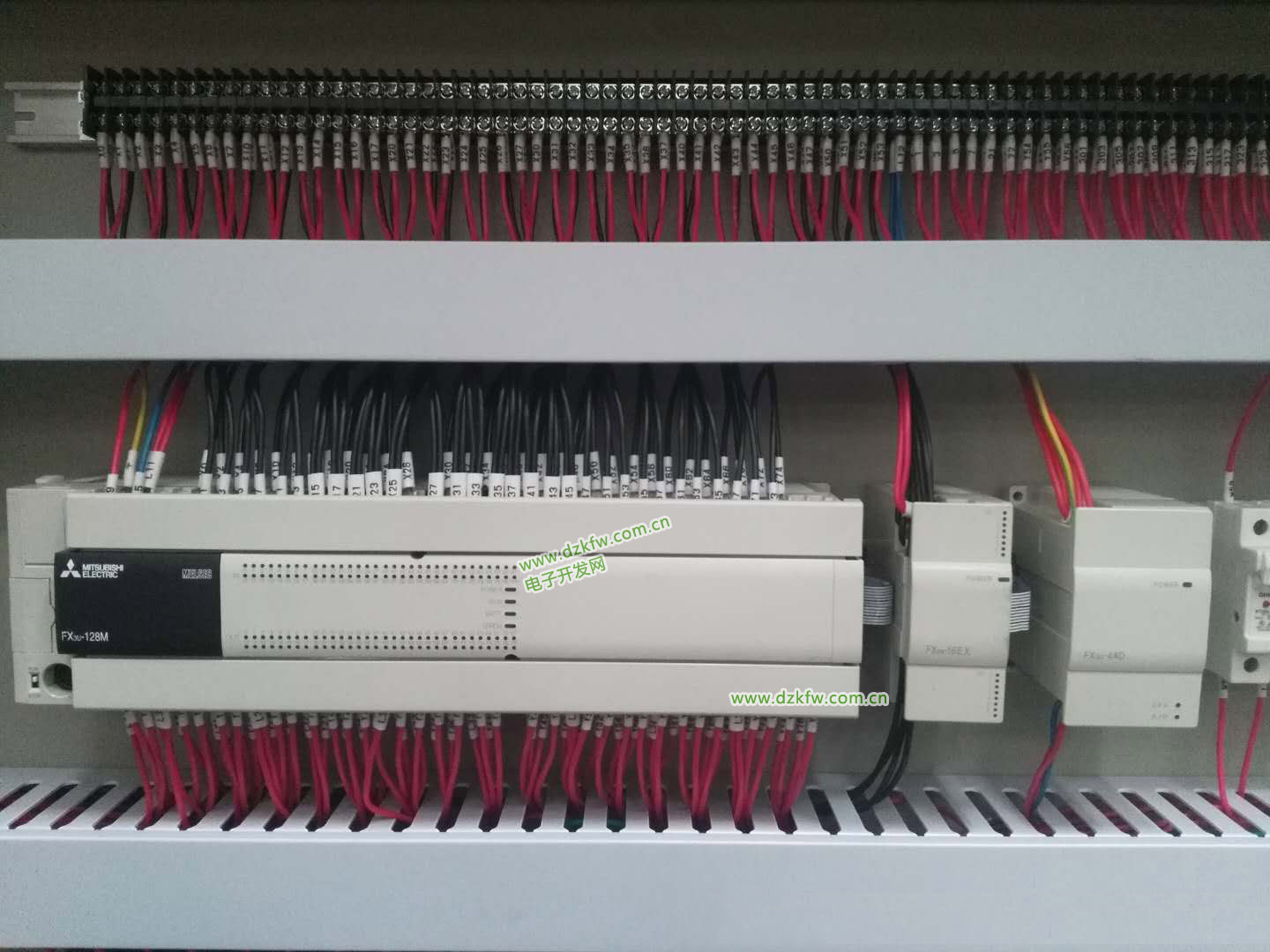 三菱plc FX3U-4AD和FX3U系列PLC的连接实图